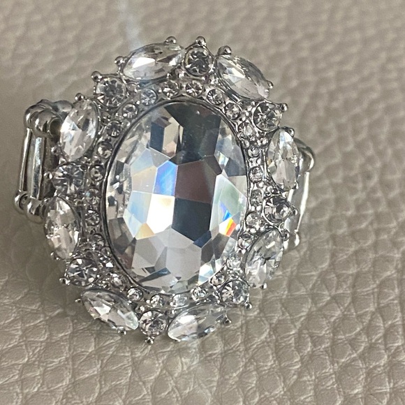 Jewelry - Crystal Halo Oval Cocktail Ring - Clear/Silver